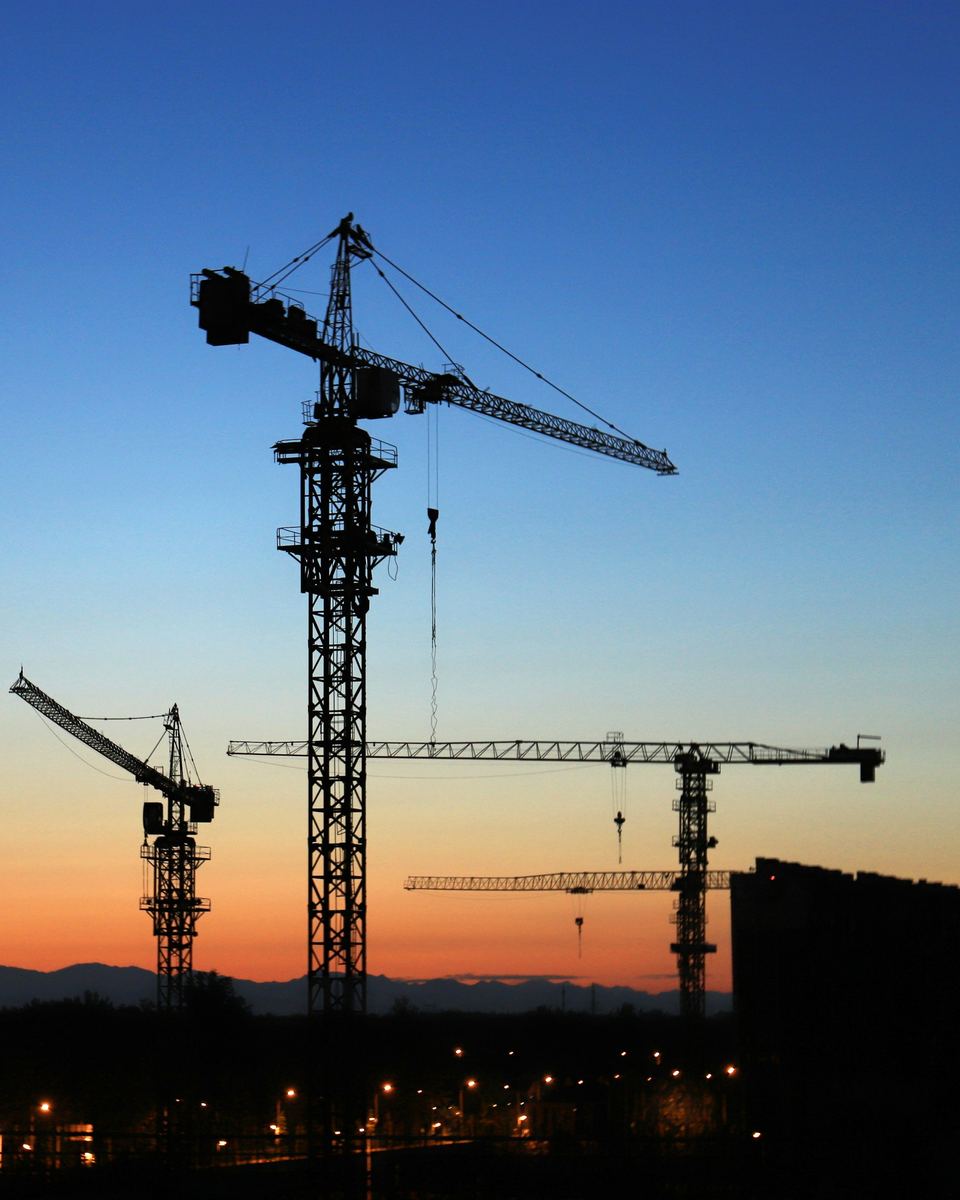Chantier avec grues à tour