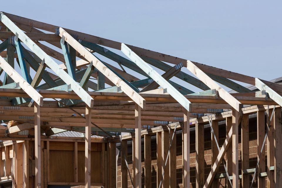 Charpente en bois d'une maison en construction