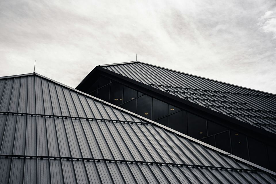 Façade de bâtiment en verre et métal
