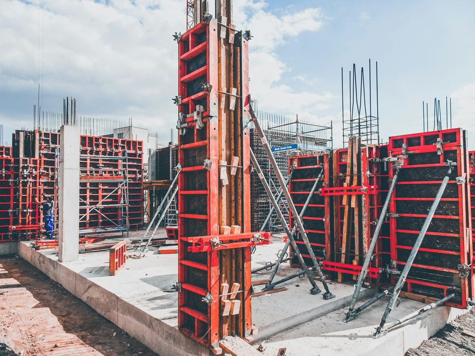 Structure métallique rouge et poutres