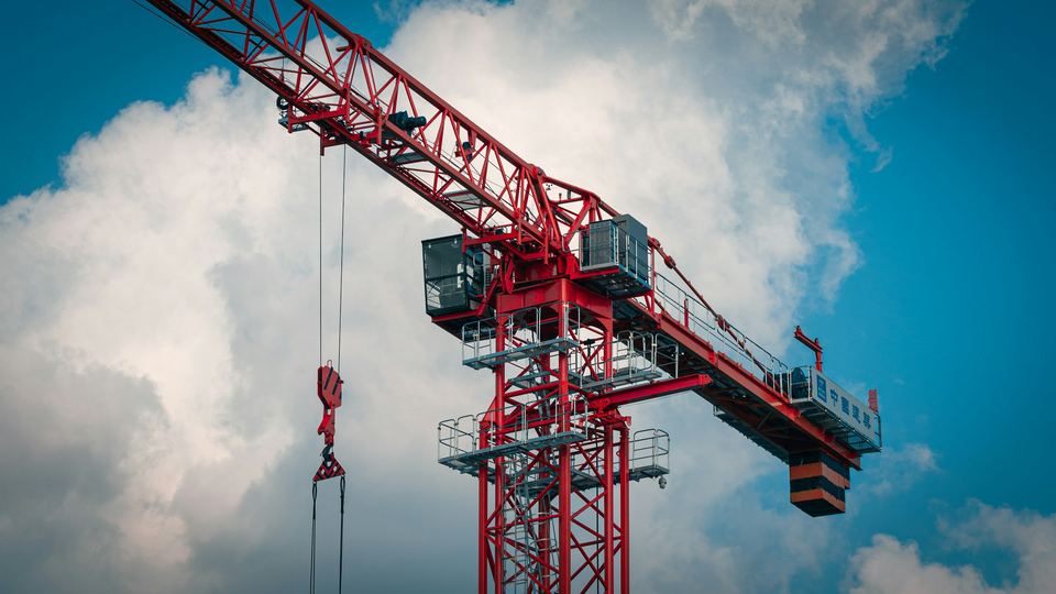 Grue rouge sur ciel bleu