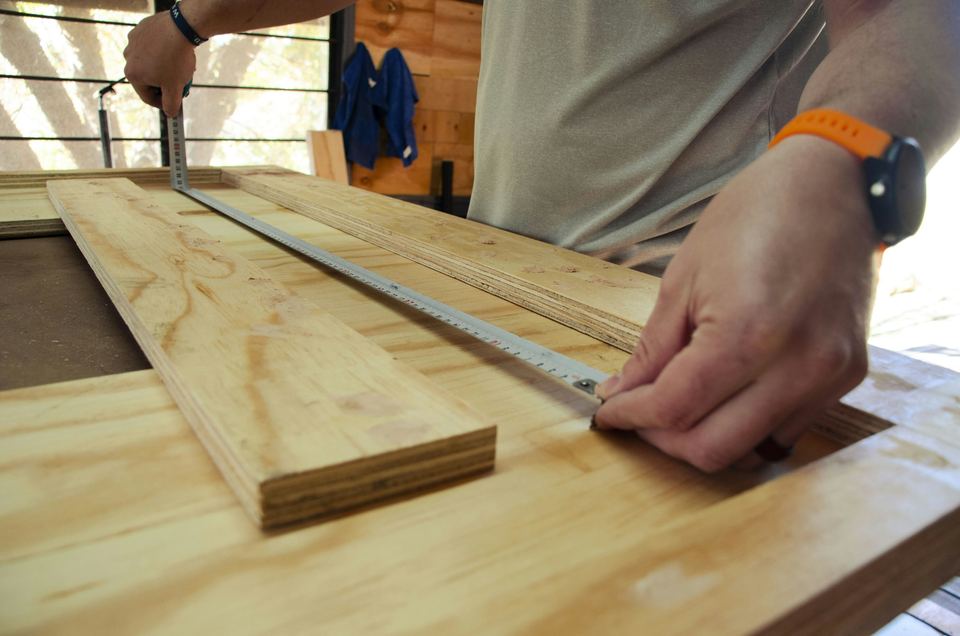 Menuisier tenant une pièce de bois