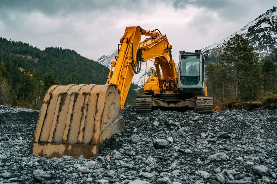 Pelleteuse jaune sur un terrain rocheux